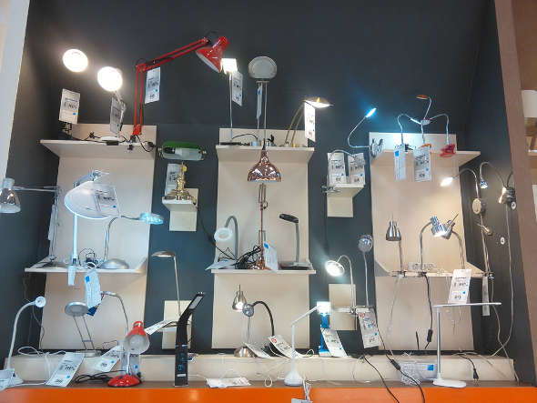 Shop display with many different desk lamp types