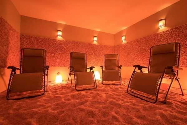 Example of a salt room. Source: www.saltchamberinc.com